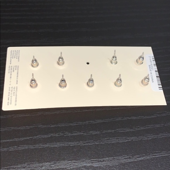 Multiple size clear earring studs - Picture 3 of 3